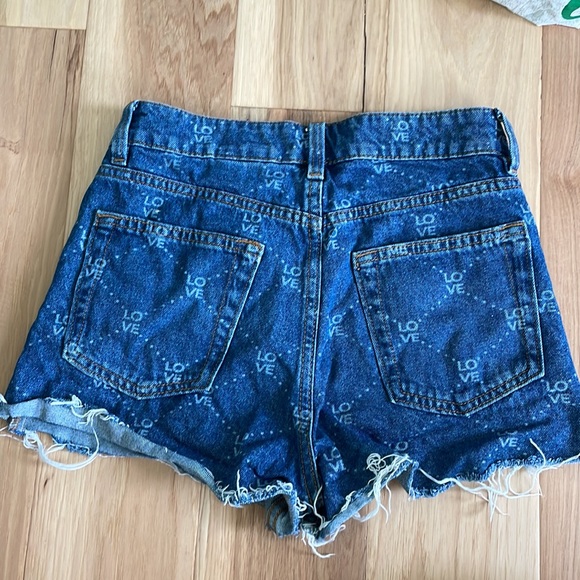 H&M Mid-High Rise Jean Short with LOVE shuttle print - Picture 2 of 2